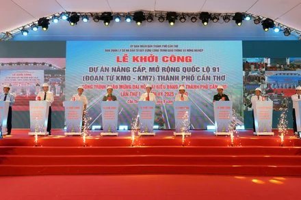 Lãnh đạo, nguyên lãnh thành phố Cần Thơ phát lệnh khởi công 7km Quốc lộ 91.