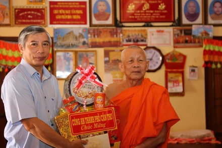 Lãnh đạo Công an thành phố Cần Thơ thăm, tặng quà Hòa thượng Thạch Huôn, Trụ trì chùa Prey Chóp nhân dịp Lễ Sene Dolta năm 2025.