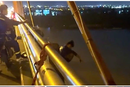 Lực lượng cứu hộ tiếp cận với người có ý định tự tử và giải cứu thành công.