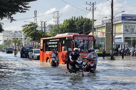 Đường phố trung tâm Cần Thơ ngập nặng do triều cường sáng 11/9.