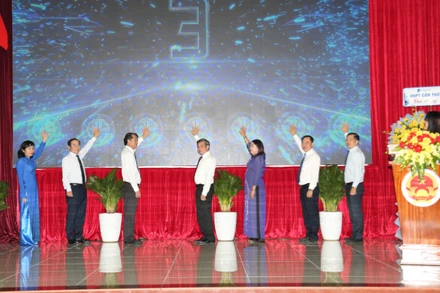 Các đại biểu thực hiện nghi thức ra mắt trang thông tin điện tử.