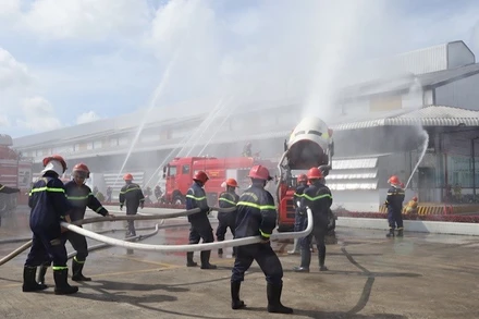 Công an Cần Thơ diễn tập chữa cháy.