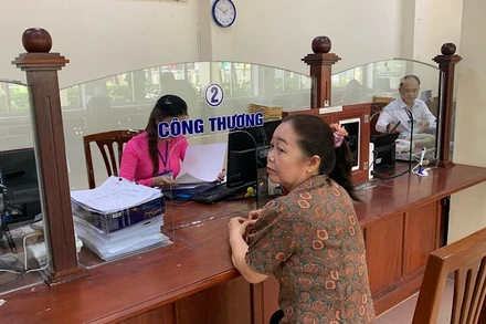 Công chức phường Ninh Kiều, thành phố Cần Thơ giải quyết thủ tục hành chính cho người dân sau sáp nhập.