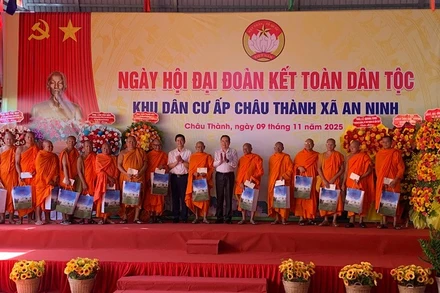 Chủ tịch Quốc hội Trần Thanh Mẫn và lãnh đạo Thành ủy Cần Thơ tặng quà các vị sư sãi Phật giáo Nam tông Khmer tại ngày hội.