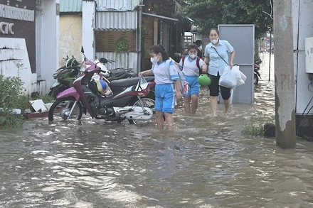 Nước ngập các tuyến đường ở Cần Thơ sáng 9/10, học sinh đi học khó khăn. 