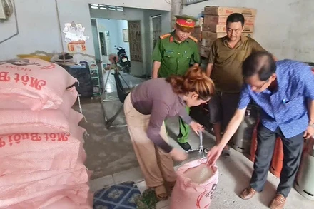 Cơ quan chức năng kiểm tra gạo có dấu hiệu bất thường tại nơi bán cho người dân.
