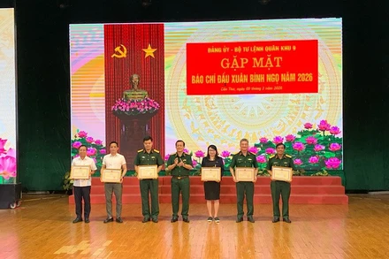 Lãnh đạo Quân khu 9 trao bằng khen cho các cơ quan báo chí.