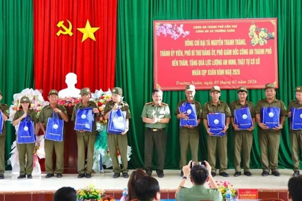 Công an Cần Thơ tặng quà cho lực lượng bảo vệ an ninh trật tự xã Trường Thành.