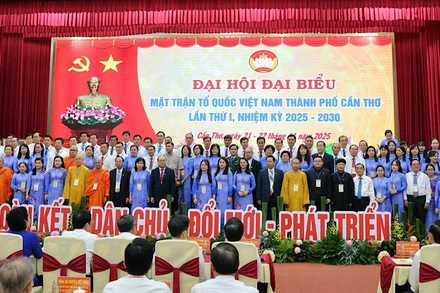 Các thành viên Mặt trận Tổ quốc Việt Nam thành phố Cần Thơ khóa I ra mắt đại hội.