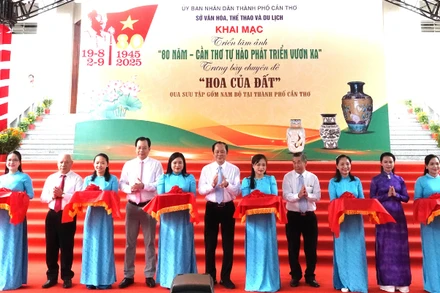 Các đại biểu cắt băng khai mạc triển lãm ảnh.