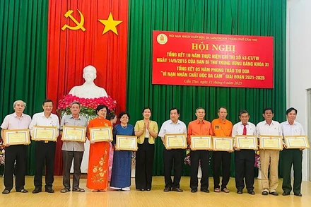 Phó Chủ tịch Ủy ban nhân dân thành phố Cần Thơ Nguyễn Thị Ngọc Điệp (ở giữa) trao Bằng khen cho tập thể có nhiều đóng góp trong hỗ trợ nạn nhân da cam/dioxin.