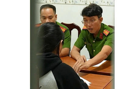 Nữ sinh bị "bắt cóc online" sau khi được giải cứu trình bày vụ việc với công an. (Ảnh: Công an Cần Thơ)