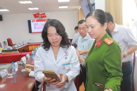 Công an thành phố Cần Thơ hướng dẫn cán bộ, đảng viên góp ý vào Văn kiện Đại hội XIV của Đảng.