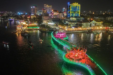 Một góc đô thị sông nước thành phố Cần Thơ về đêm.