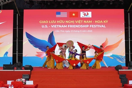 Biểu diễn văn nghệ tại chương trình giao lưu hữu nghị Việt-Mỹ.