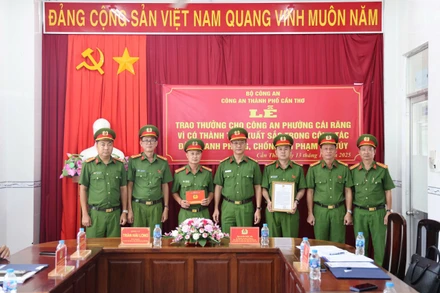 Lãnh đạo Công an thành phố Cần Thơ khen thưởng Công an phường Cái Răng có thành tích tốt trong phòng, chống ma túy.