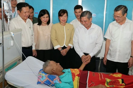 Lãnh đạo thành phố Cần Thơ thăm hỏi, động viên bệnh nhân tại Bệnh viện Ung bướu dịp Tết.