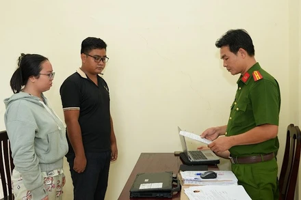 Công an Cần Thơ đọc lệnh khởi tố 2 đối tượng.