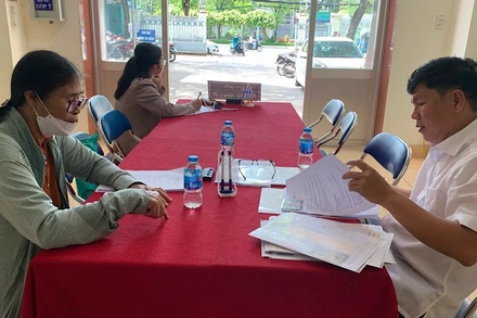 Lãnh đạo Ủy ban nhân dân phường Tân An hướng dẫn giải quyết thủ tục hành chính cho người dân sáng 1/7.