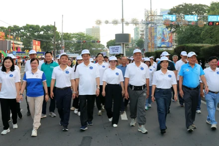 Lãnh đạo thành phố, các đơn vị tham gia đi hướng về y tế cơ sở.