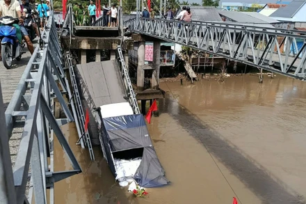 Hiện trường vụ sập cầu.