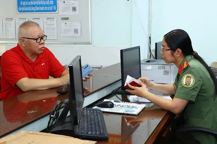 Công an thành phố Cần Thơ làm thủ tục cấp tài khoản định danh điện tử cho người nước ngoài.