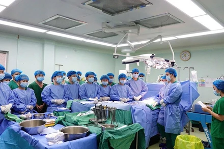 Các y bác sĩ dành 1 phút tri ân người hiến tạng trước khi phẫu thuật.