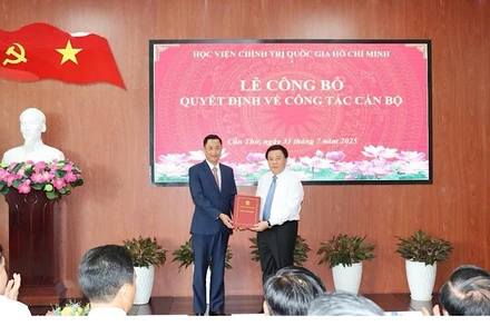 Đồng chí Nguyễn Xuân Thắng trao quyết định bổ nhiệm cán bộ tại buổi lễ.