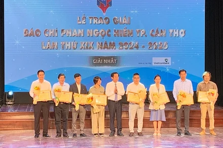 Bí thư Thành ủy Cần Thơ Đỗ Thanh Bình trao giải Nhất cho các tác giả.