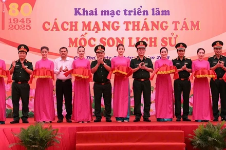 Các đại biểu cắt băng khai mạc triển lãm.