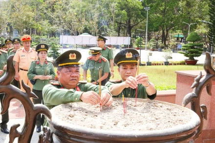 Cán bộ, chiến sĩ Công an thành phố Cần Thơ dâng hương tại Nghĩa trang Liệt sĩ Hàng Dương.