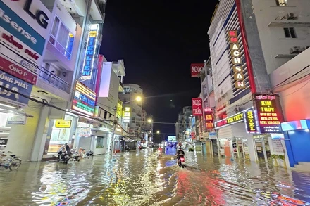 Khu vực Bến Ninh Kiều ngập sâu tối 23/10.