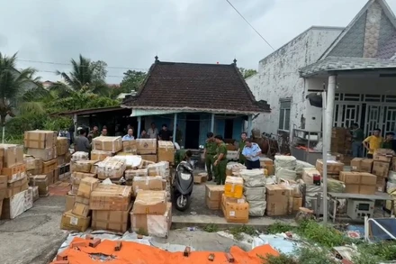 Tang vật thu giữ tại cơ sở sản xuất nước hoa giả.