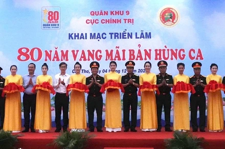 Lãnh đạo Quân khu 9 cắt băng khai mạc triển lãm.