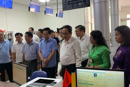 Chủ tịch Quốc hội Trần Thanh Mẫn và lãnh đạo thành phố Cần Thơ kiểm tra hoạt động Trung tâm phục vụ hành chính công thành phố.
