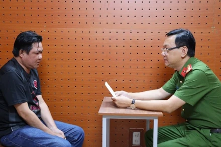 Công an Cần Thơ lấy lời khai đối tượng liên quan vụ án.