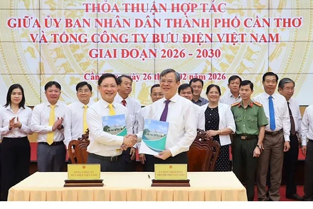 Lãnh đạo Cần Thơ và Tổng Công ty Bưu điện Việt Nam ký kết hợp tác.