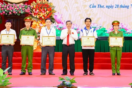 Lãnh đạo thành phố Cần Thơ trao bằng khen cho các tập thể, cá nhân tiêu biểu.