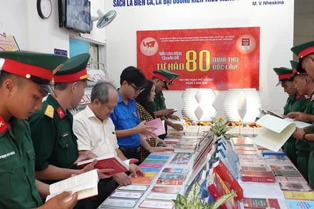 Cán bộ, chiến sĩ tham quan triển lãm sách.