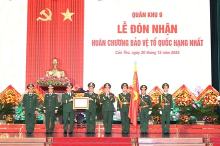 Đại tướng Nguyễn Trọng Nghĩa trao Huân chương Bảo vệ Tổ quốc hạng Nhất cho Quân khu 9.