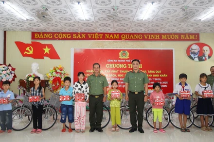 Công an thành phố Cần Thơ tặng quà các em học sinh có hoàn cảnh khó khăn ở xã Vĩnh Hòa.