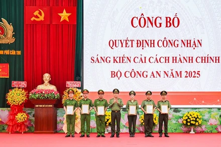 Thượng tướng Lê Quốc Hùng, Thứ trưởng Công an trao quyết định công nhận sáng kiến cải cách hành chính cho công an các đơn vị, địa phương.