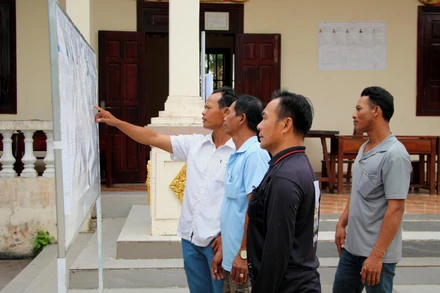 Cử tri xã Lai Hòa tìm hiểu danh sách đại biểu niêm yết tại điểm bầu cử.