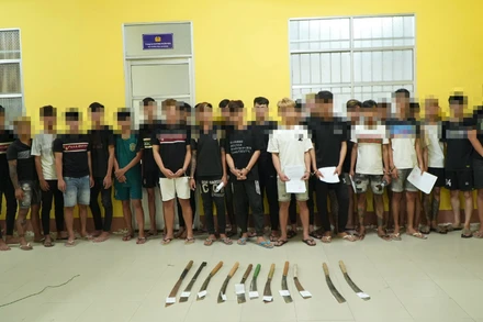 Các đối tượng tại cơ quan công an.