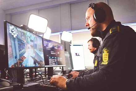 Nhiều bạn trẻ còn để lại bình luận vui: “Vậy là họ còn được công khai chơi game trong giờ làm việc”!