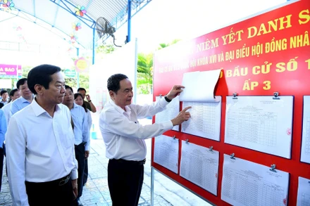 Chủ tịch Quốc hội Trần Thanh Mẫn kiểm tra công tác bầu cử đại biểu Quốc hội khóa XVI. (Ảnh Duy Linh)