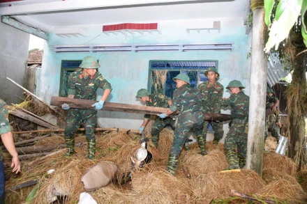 Những “người lính Cụ Hồ” không quản khó khăn, giúp dân từ những việc nhỏ nhất.