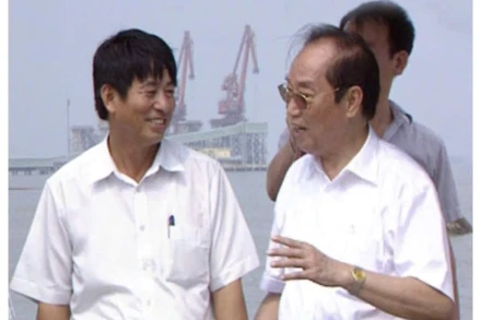 Nguyên Phó Chủ tịch Hội đồng Bộ trưởng, nguyên Bí thư Thành ủy Hải Phòng Đoàn Duy Thành (bên phải) thăm Cảng Đình Vũ, Hải Phòng.