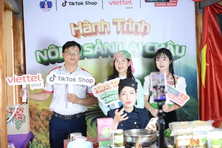 Người dân vùng cao Lai Châu được Viettel Post hướng dẫn tham gia livestream bán hàng trên nền tảng thương mại điện tử.