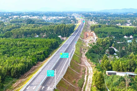 Dự án cao tốc bắc - nam đoạn Quảng Ngãi - Hoài Nhơn đang được chủ đầu tư và các nhà thầu gấp rút hoàn thiện, quyết tâm đưa vào khai thác trước Tết Nguyên đán 2026. (Nguồn ảnh BQLDA II - Bộ Xây dựng)